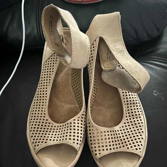 Clarks Women's Tan Peep Toe Shoes - Picture 5 of 6